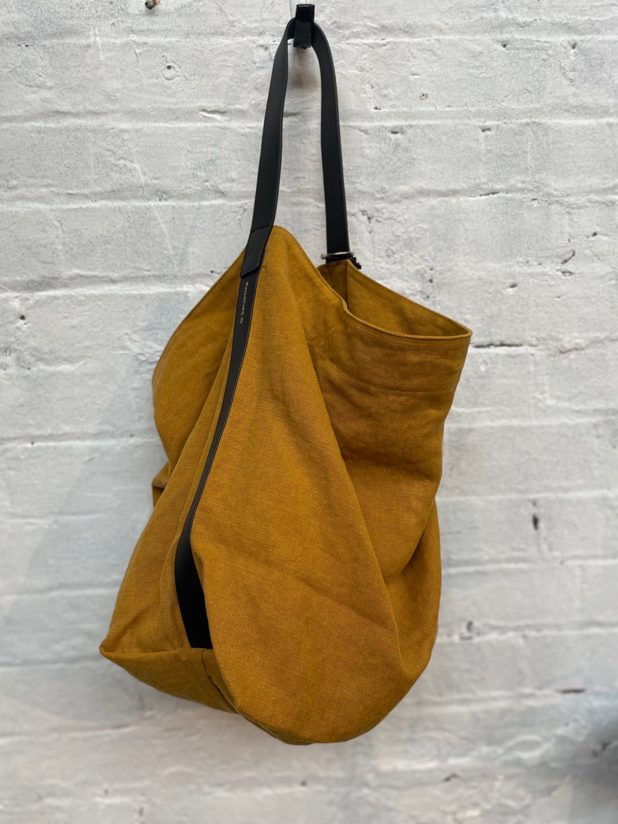 La Benjamine - Linen Tote - Mondopiero